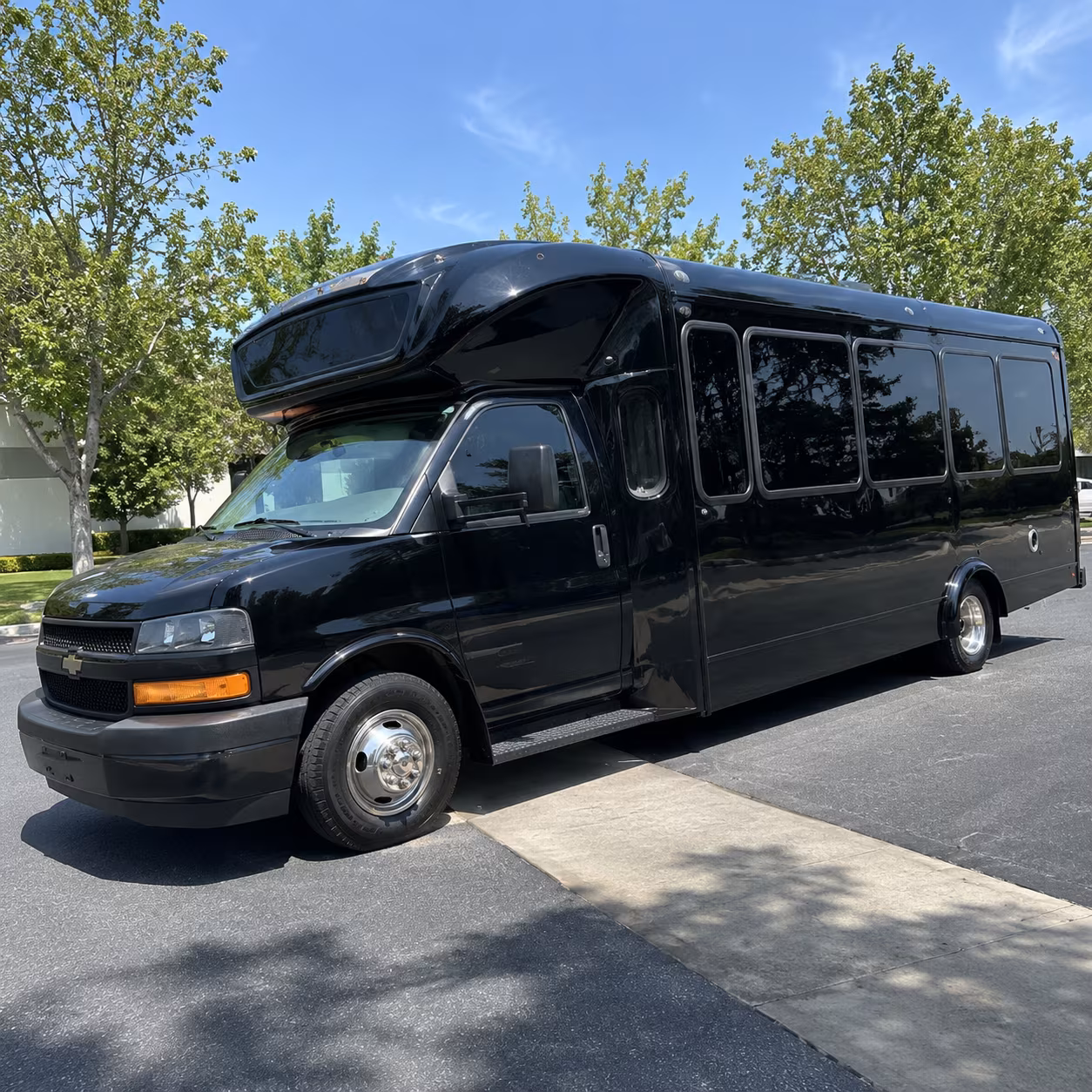 clarksville 15 passenger party bus
