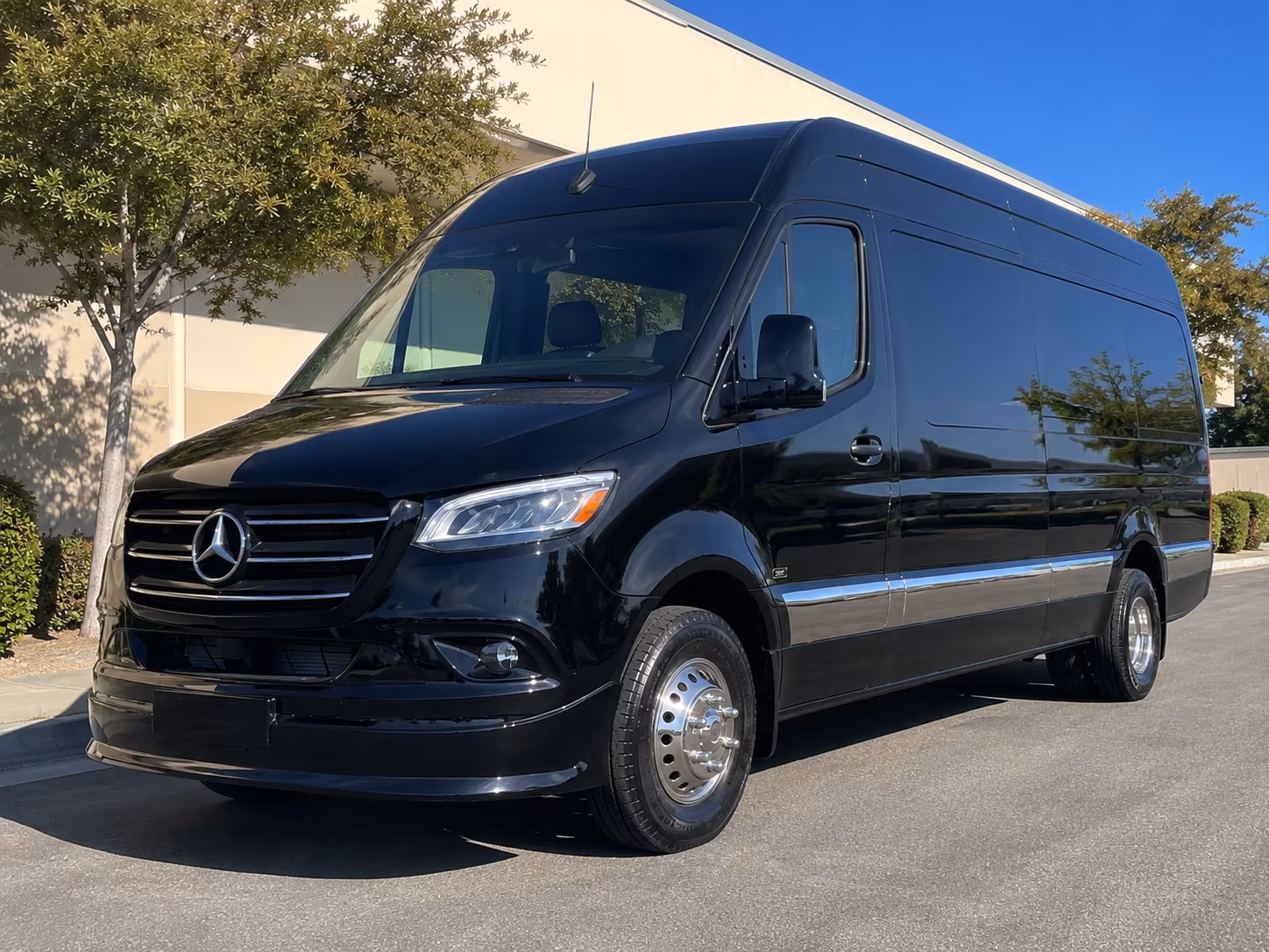 sprinter vans and small group wine tour buses around clarksville